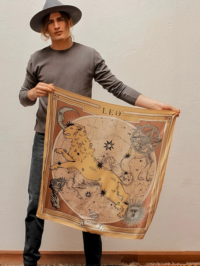 Zodiacus leo scarf