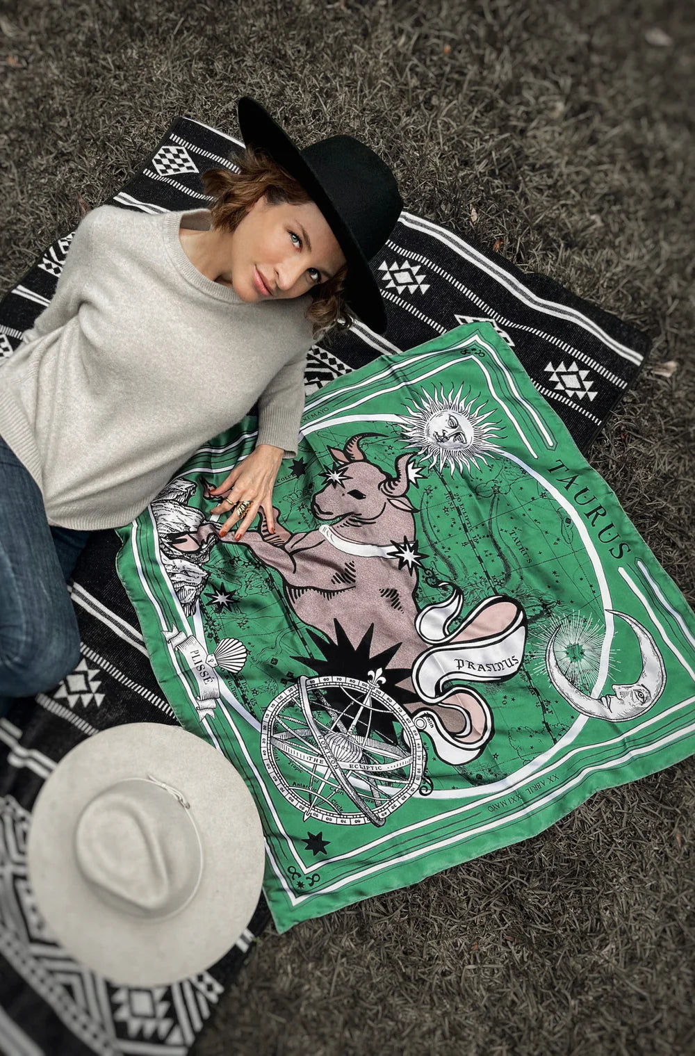 Zodiacus taurus scarf