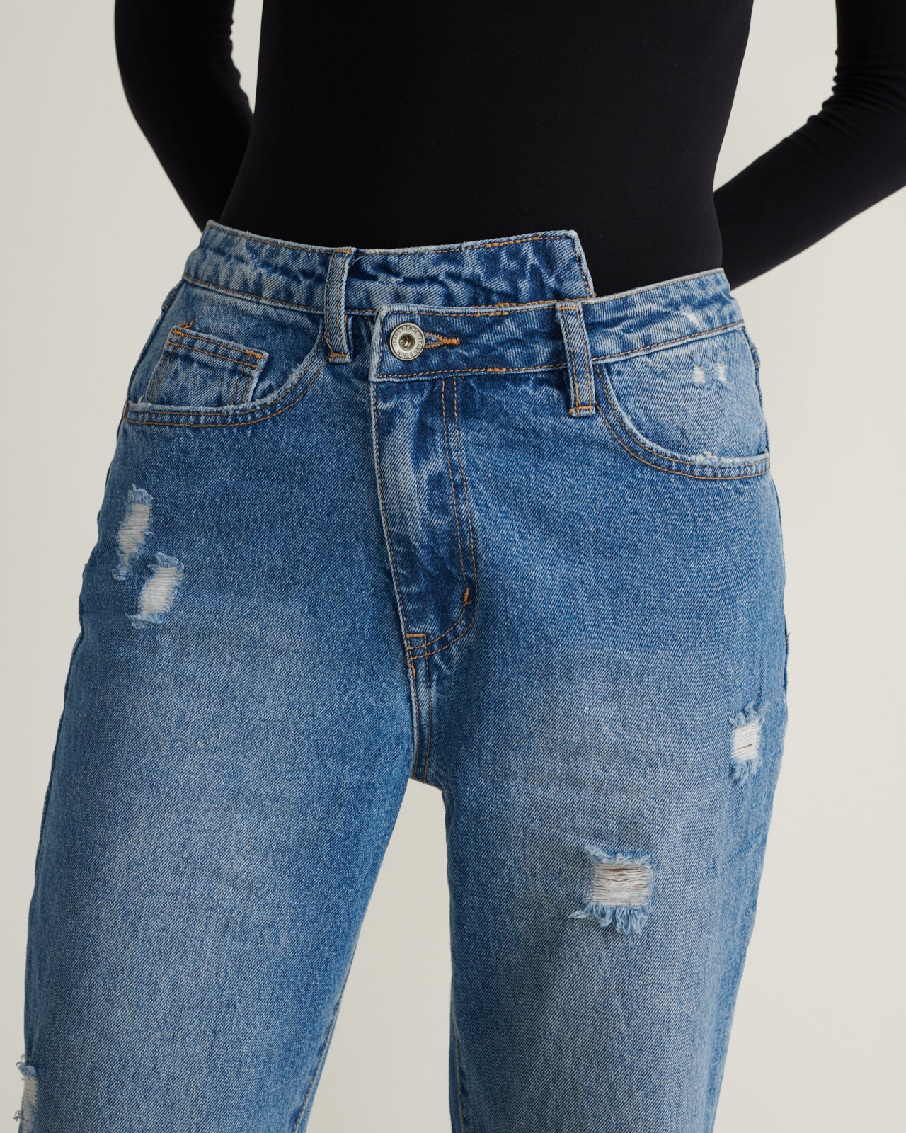 Jeans Mom Fit Detalles De Botones